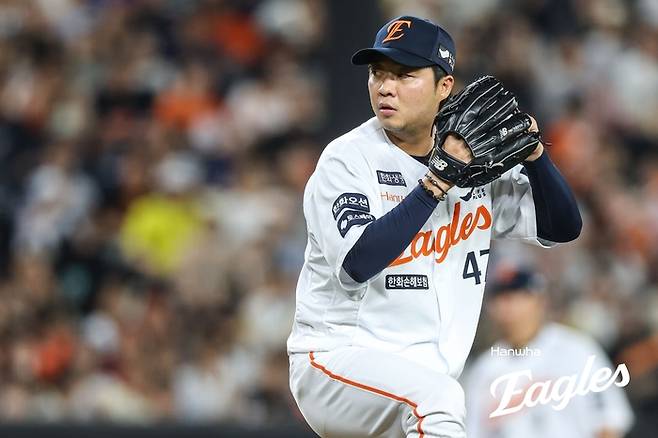 한화 김범수가 대전 한화생명 볼파크에서 열린 2025 KBO리그 키움과 경기에서 역투하고 있다. 사진 | 한화 이글스