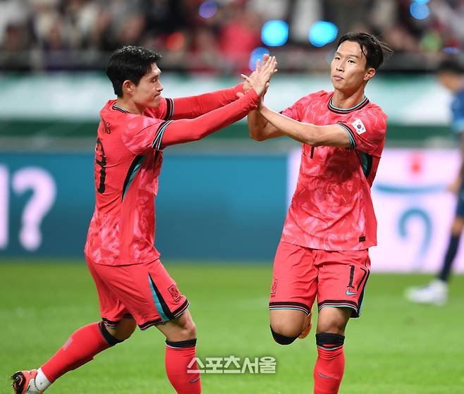 엄지성이 14일 서울월드컵경기장에서 열린 남자 축구 국가대표 평가전 파라과이와 경기에서 골을 넣은 후 환호하고 있다. 최승섭기자 thunder@sportsseoul.com