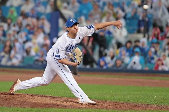 삼성 배찬승이 13일 대구삼성라이온즈파크에서 열린 2025 KBO 준플레이오프 3차전 SSG와 경기에서 8회 역투하고 있다. 사진 | 삼성 라이온즈