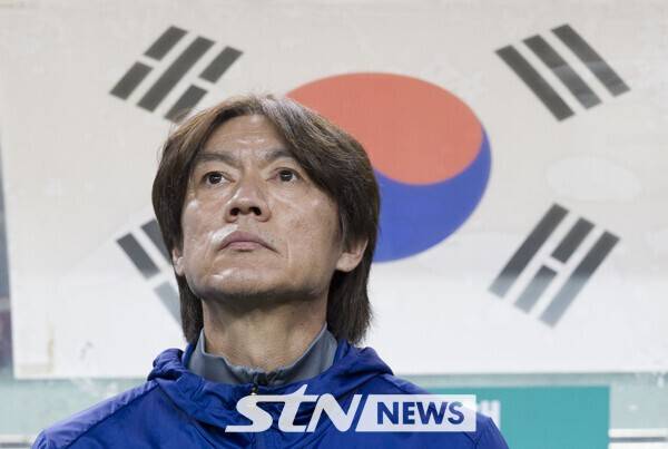 홍명보 대한민국 축구 국가대표팀 감독이 14일 오후 서울 마포구 서울월드컵경기장에서 열린 하나은행 초청 축구국가대표팀 친선경기 대한민국과 파라과이의 경기 시작 전 경기장을 바라보고 있다. /사진=뉴시스