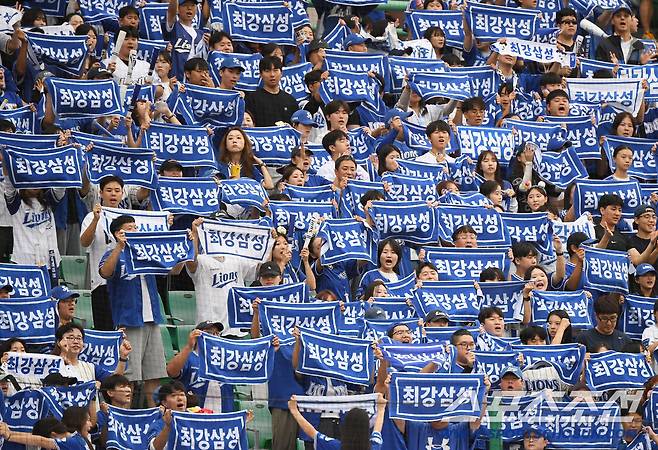 11일 인천 SSG랜더스필드에서 열린 삼성과 SSG의 준PO 2차전. 삼성 팬들이 열띤 응원전을 펼치고 있다. 인천=정재근 기자 cjg@sportschosun.com/2025.10.11/