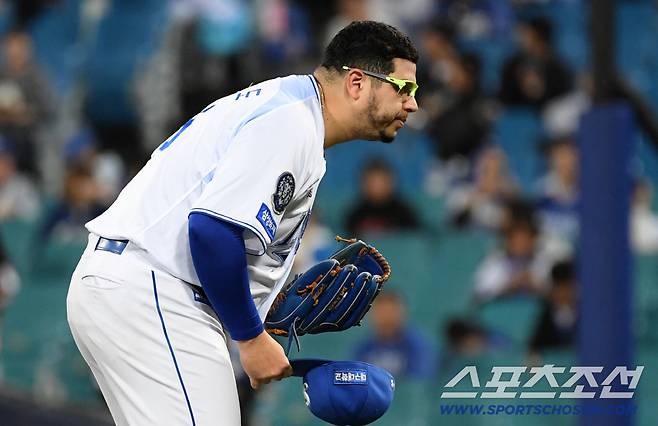 14일 대구 라이온즈파크에서 열린 삼성과 SSG의 준PO 4차전. 삼성 후라도가 주심에게 인사를 하고 있다. 대구=박재만 기자 pjm@sportschosun.com/2025.10.14/