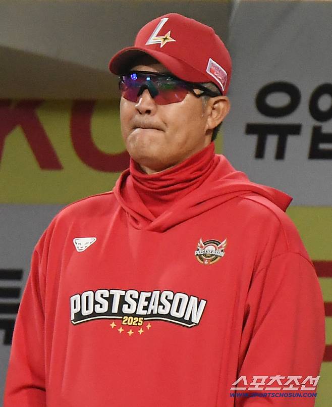 13일 대구 라이온즈파크에서 열린 SSG와 삼성의 준PO 3차전. 이숭용 감독이 답답한 표정으로 경기를 지켜보고 있다. 대구=정재근 기자 cjg@sportschosun.com/2025.10.13/