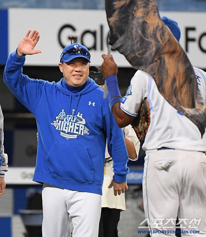 14일 대구 라이온즈파크에서 열린 SSG와 삼성의 준PO 4차전. 삼성이 5대2로 승리하며 시리즈 전적 3승 1패로 플레이오프에 진출했다. 박진만 감독이 선수들을 맞이하고 있다. 대구=정재근 기자 cjg@sportschosun.com/2025.10.14/