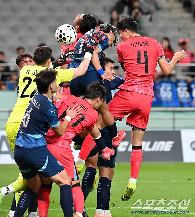14일 서울월드컵경기장에서 열린 대한민국 축구대표팀과 파라과이의 평가전. 김민재가 헤더슛을 시도하고 있다. 상암=허상욱 기자wook@sportschosun.com/2025.10.14/