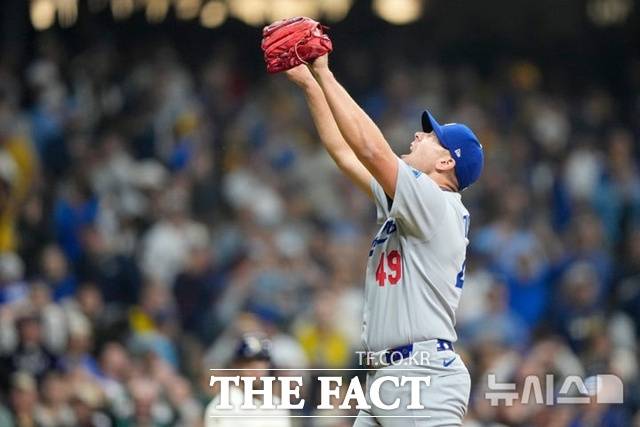 LA 다저스 투수 블레이크 트레이넨이 14일(한국시간) 밀워키 브루어스와 내셔널리그 챔피언십시리즈 1차전에서 9회말 마지막 타자 브라이스 투랑을 삼진으로 잡은 뒤 두 손을 번쩍 들고 있다. /밀워키=AP.뉴시스