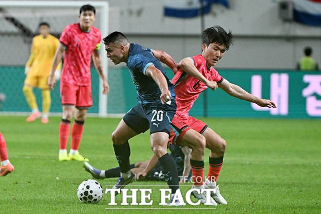 대한민국과 파라과이의 평가전이 14일 오후 서울 마포구 서울월드컵경기장에서 열린 가운데 황인범이 볼다툼을 하고 있다./서울월드컵경기장=남용희 기자