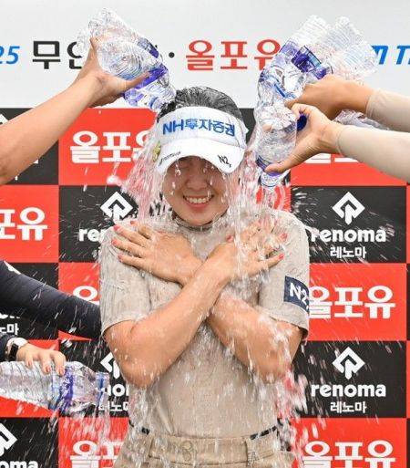 최정원이 KLPGA 2025 무안CC·올포유 드림 투어 18차전 우승 직후 축하 물 세례를 받고 있다. KLPGA 제공