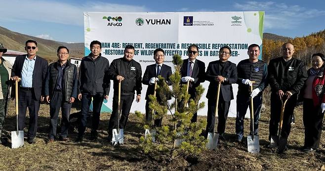 유한양행 몽골 숲 조성 사업 런칭 세레머니 현장. (왼쪽 세번째부터) 강호덕 산림청 사막화방지연구사업단장, 바트후 몽골 대통령 자문위원, 문흐바트 대통령 비상임 고문, 여섯 번째부터 박종호 몽골 정부·아시아산림협력기구(AFoCO) 사무총장, 조민철 유한양행 상무, 오윤사나 몽골산림청장, 볼드바타르 빌리언트리스 NGO 대표./유한양행