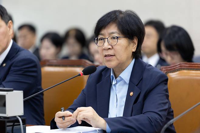정은경 보건복지부 장관이 14일 서울 여의도 국회에서 열린 보건복지위원회 보건복지부 등에 대한 국정감사에 출석해 의원 질의에 답변하고 있다./뉴스1