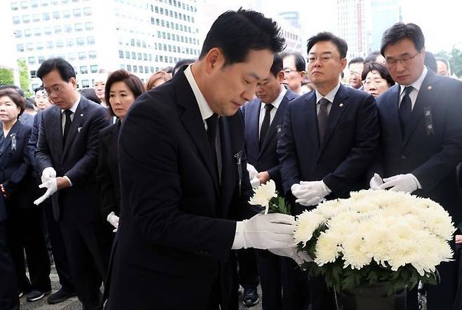 장동혁 국민의힘 대표가 지난 13일 국회에 마련된 '고 정희철 양평군청 희생자' 분향소에서 헌화를 준비하고 있다. ⓒ뉴시스