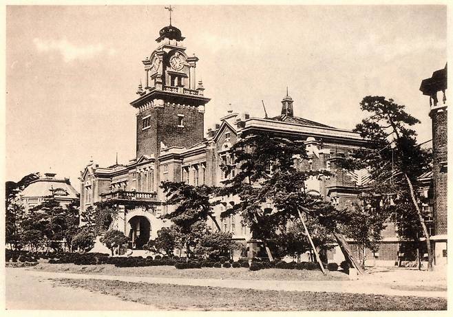 1908년 창경궁 밖 후원인 함춘원과 사도세자 사당이 있던 경모궁 터에 세워진 대한의원의 본관 모습. 이후 총독부 의원과 경성제국대 부속병원을 거쳐 현재 서울 종로구 서울대병원 의학박물관으로 활용되고 있다. 사진 출처 서울역사박물관