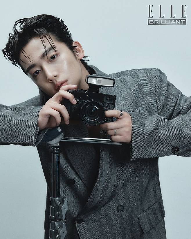 둥근 진주와 직선의 기둥 디자인 이 특징인 ‘밸런스 디바인 다이 아몬드 파베 펜던트’ 네크리스는 가격 미정 TASAKI. ‘베르베르 2줄 화이트 골드 플레인’ 링은 6백14만원 REPOSSI. 38mm 스틸 케이스의 ‘콘퀘스트 헤리티지’ 워치는 4백80만원 LONGINES. 화이트 골드에 다이아몬드를 세팅한 ‘르 다미에 드 루이 비통’ 브레이슬릿은 가격 미정 LOUIS VUITTON FINE JEWELRY. 데님 재킷은 48만8천원, 탱크톱은 22만8천원, 팬츠는 29만8천원 모두 RECTO.