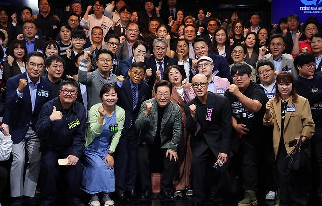 간담회 참석자들과 이재명 대통령 (서울=연합뉴스) 김도훈 기자 = 이재명 대통령이 14일 서울 동대문구 콘텐츠문화광장에서 디지털토크라이브 '국민의 목소리, 정책이 되다' 간담회 종료 후 참석자들과 기념촬영을 하고 있다. 2025.10.14 superdoo82@yna.co.kr (끝)