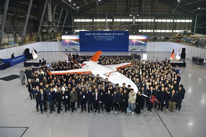 국내 최초로 개발 중인 저피탐 무인 편대기 비행시제 1호기 출고식 대한항공 제공