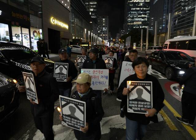 공장 화재로 노동자 23명이 사망한 리튬전지 제조업체 아리셀 참사 108일인 지난해 108일 저녁 서울 서초구 서초동 삼성전자 서초사옥 앞에서 추모제가 열렸다. 이종근 선임기자 root2@hani.co.kr