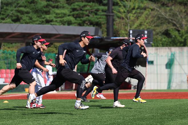 2025 한국시리즈를 대비해 이천 챔피언스파크에서 훈련 중인 LG 선수단. 구단 제공