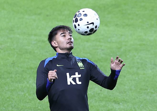훈련하는 옌스 카스트로프 (서울=연합뉴스) 김성민 기자 = 대한민국 축구 국가대표팀 옌스 카스트로프가 9일 서울월드컵경기장에서 공식 훈련을 하고 있다. 2025.10.9 ksm7976@yna.co.kr/2025-10-09 19:35:17/ <저작권자 ⓒ 1980-2025 ㈜연합뉴스. 무단 전재 재배포 금지, AI 학습 및 활용 금지>