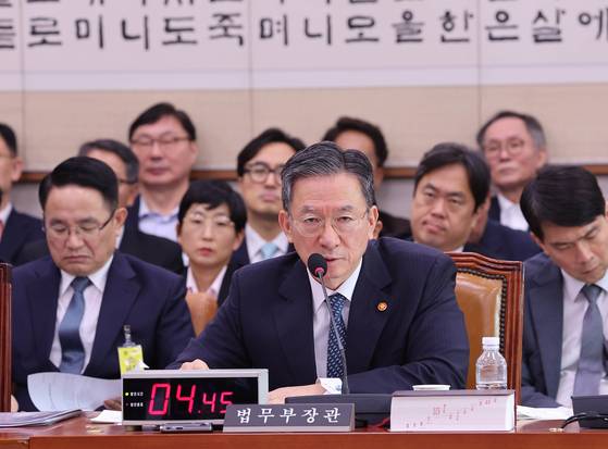 정성호 법무부 장관(오른쪽)이 14일 국회 법제사법위원회에서 열린 법무부 등에 대한 국정감사에서 의원들 질의에 답하고 있다. 임현동 기자