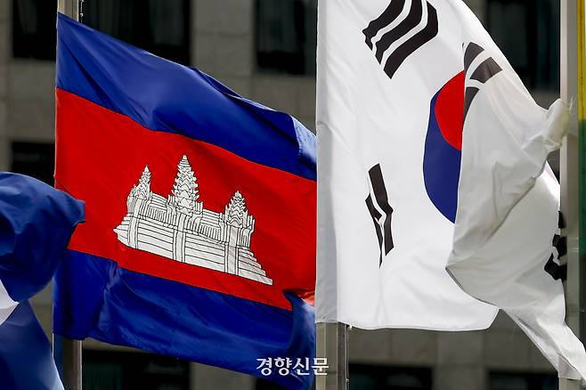 최근 캄보디아에서 보이스피싱 등 범죄와 관련된 조직들에 의해 한국인들이 납치·감금·고문 등의 피해가 잇따르고 있다. 14일 이재명 대통령은 캄보디아 납치 사태와 관련해 “가용자원을 총동원해 신속하고 정확하고 확실하게 이 문제에 대응해달라”고 지시했다. 사진은 이날 서울 중구 주한 캄보디아 대사관 앞 모습. 문재원 기자