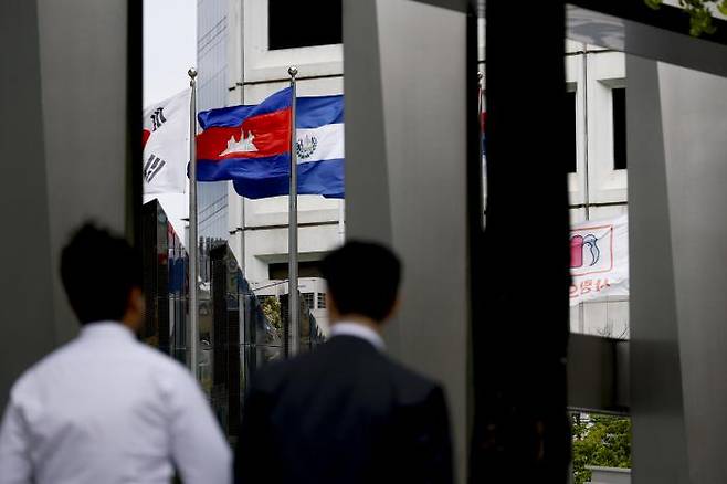 최근 캄보디아 내 범죄조직에 의한 한국인 납치·감금 피해가 잇따르고 있다. 14일 서울 중구 주한 캄보디아 대사관이 있는 건물 앞으로 시민들이 지나가고 있다. 문재원 기자