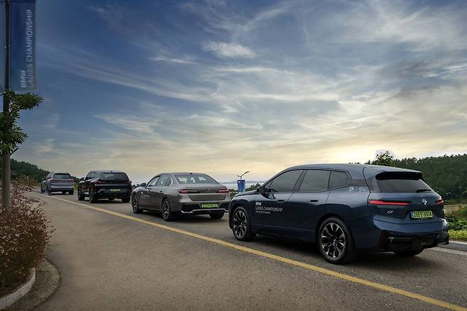 BMW 레이디스 챔피언십 기간 선수들은 숙소, 경기장 등 주요 동선을 움직일 때마다 주최측이 제공한 최상의 의전 서비스를 이용하게 된다. 대회조직위