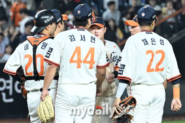 29일 대전 한화생명 볼파크 야구장에서 열린 '2025 신한 SOL BANK KBO리그' LG 트윈스와 한화 이글스 경기. 한화가 7-3으로 승리 후 기뻐하고 있다./마이데일리