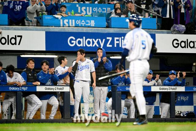 삼성 동료들이 17구 승부 끝에 삼진을 당한 구자욱에게 박수 치고 있다 / 대구 = 유진형 기자 zolong@mydaily.co.kr
