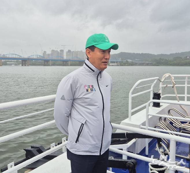 한강버스 선상에서 발언중인 오세훈 서울시장. 이재기 기자