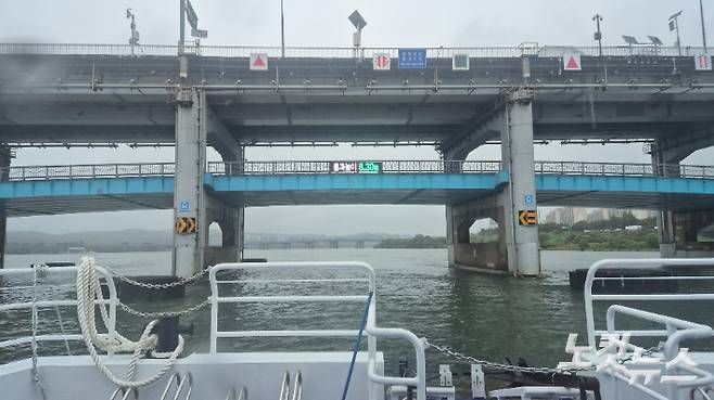 서초구 잠수교 아래로 진입하는 한강버스. 이재기 기자