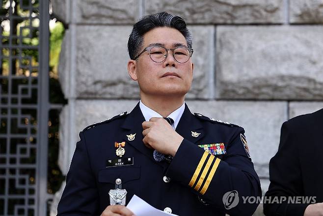 (서울=연합뉴스) 윤동진 기자 = 백해룡 전 영등포경찰서 형사과장(경정)이 12일 서울 서초구 대검찰청 앞에서 인천세관 마약 밀수 연루 의혹 관련 합동수사팀 출범에 대한 입장을 밝히기 위해 취재진 앞에 서 있다. 2025.6.12 mon@yna.co.kr 연합뉴스