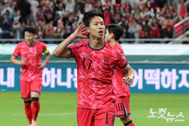 엄지성이 14일 서울 상암동 서울월드컵경기장에서 열린 축구 국가대표팀 친선경기 대한민국과 파라과이의 경기에서 선제골을 성공시킨 후 세리머니를 하고 있다. 류영주 기자