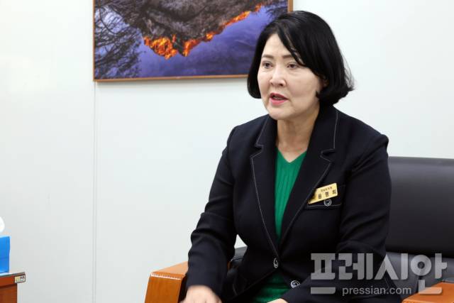 ▲프레시안과 인터뷰하고 있는 윤명희 전남도의원.2025.10.04ⓒ프레시안(박아론)