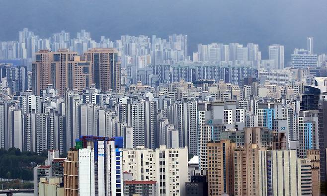 서울 한강변 아파트 단지 전경. 최근 서울 지역 아파트 가격이 오름세를 이어가며 고가주택 증여 건수도 늘고 있다. 뉴스1