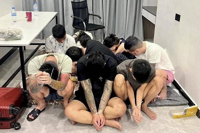 지난 7월 캄보디아 프놈펜에서 사기 용의자들이 건물을 급습한 경찰에 체포된 모습. 프놈펜=EPA연합 자료사진