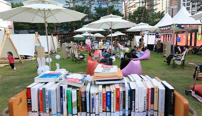 지난 5월 서울 도봉구청 광장에서 운영된 야외도서관 모습. 도봉구 제공