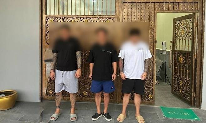 최근 캄보디아 수도 프놈펜에서 한국인 등 40여명을 데리고 온라인 사기 작업장을 운영하다 체포, 기소된 한국인 주범 3명. 크메르타임스 홈페이지 캡처·연합뉴스
