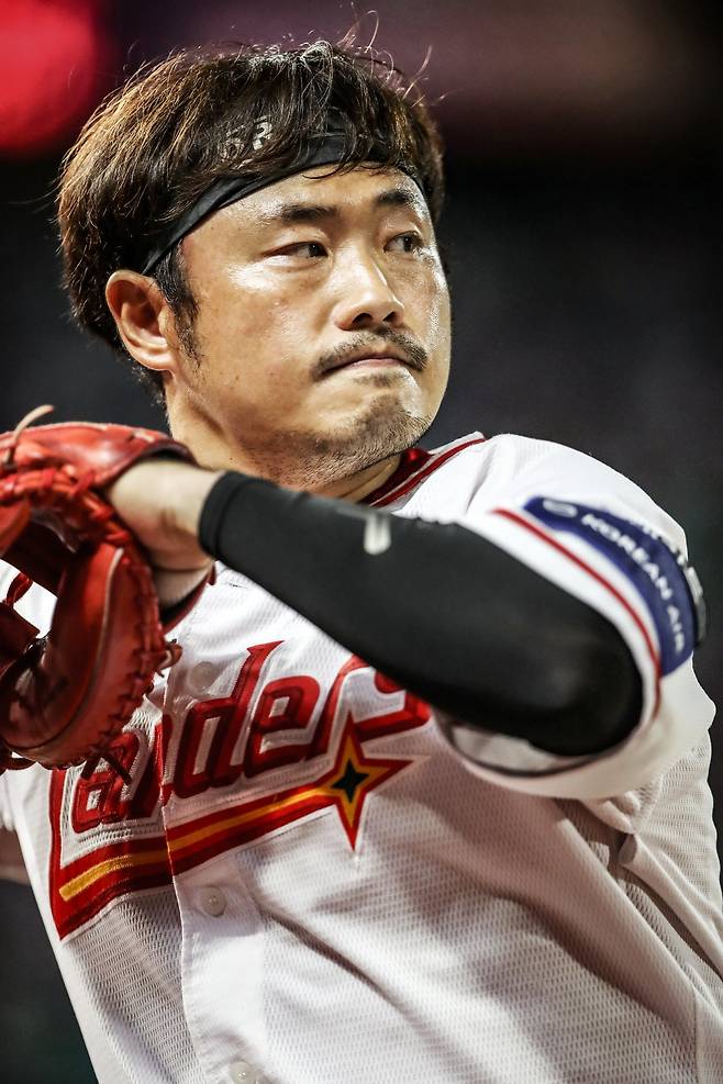 SSG 이지영은 삼성 시절 팀의 3차례 통합우승에 일조한 베테랑 포수다. 올해 준PO과 삼성과 첫 가을야구 맞대결이라 감회가 남다를 수밖에 없다. 그는 “삼성 시절에는 투수 형들이 나를 이끌어줬다. 그 기억을 토대로 지금 투수들을 이끌고 있다”고 말했다. 사진제공|SSG 랜더스