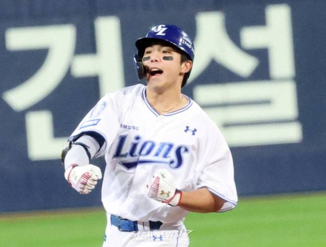 삼성 김영웅이 13일 대구 삼성 라이온즈 파크에서 열린 2025 KBO 준플레이오프 3차전에서 5회말 1타점 적시타를 터트린 후 세리머니를 하고 있다. /사진=강영조 선임기자