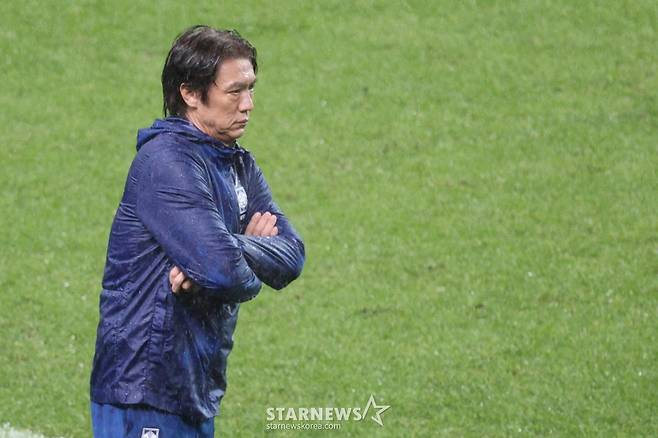 한국 축구 국가대표팀이 10일 서울월드컵경기장에서 브라질 대표팀과 친선경기를 벌였다. 홍명보 감독이 브라질의 연속 득점에 허탈해히고 있다. /사진=김진경 대기자