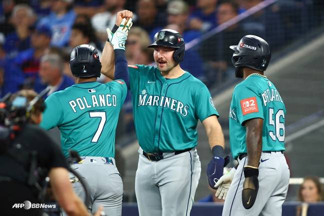 폴랑코(왼쪽)를 맞이하는 칼 롤리(가운데). /AFPBBNews=뉴스1