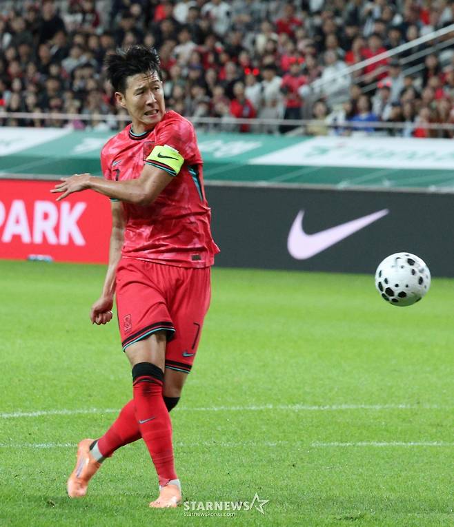 한국 축구 국가대표팀이 14일 서울월드컵경기장에서 파라과이 대표팀과 친선경기를 벌였다. 손흥민이 자신에게 패스된 공을 흘리고 있다. /사진=김진경 대기자