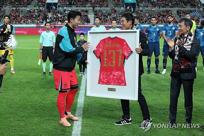 A매치 새 역사 쓴 손흥민 (서울=연합뉴스) 임화영 기자 = 14일 서울 마포구 서울월드컵경기장에서 열린 한국과 파라과이 축구 대표팀의 친선경기.
경기 시작 전 차범근 전 감독이 손흥민의 A매치 역대 최다 출전 기록(137경기)을 축하하며 기념 유니폼을 전달하고 있다. 손흥민은 지난 브라질전 출전을 통해 A매치 통산 출전 137경기를 달성하며 한국 축구의 새 역사를 작성했다. 2025.10.14 hwayoung7@yna.co.kr