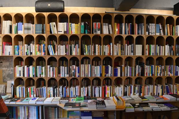 동네서점 책과생활 내부.