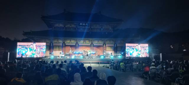 지난해 열린 김해뮤직페스티벌 ‘연어’의 무대 공연 모습. 김해시 제공