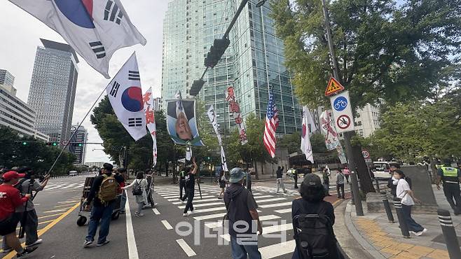 15일 보수단체 민초결사대는 서울 여의도 샛강역 1번출구에서 국민은행 서관까지 ‘중국인 무비자 입국 반대’ 도보 행진을 이어갔다. (사진=김윤정 기자)