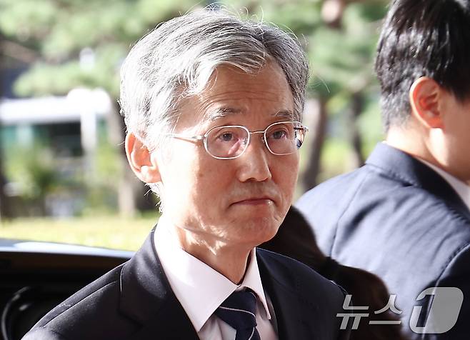 조희대 대법원장이 15일 오전 서울 서초구 대법원으로 출근하고 있다. 2025.10.15/뉴스1 ⓒ News1 김민지 기자