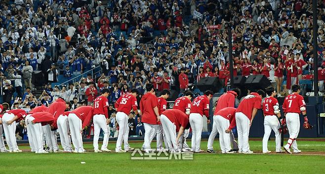 SSG 선수들이 14일 대구 삼성라이온즈파크에서 열린 2025 KBO리그 삼성과 준플레이오프(준PO) 4차전에서 삼성 2-5로 패하며 1승 3패로 플레이오프 진출이 좌절된 뒤 팬들에게 고개 숙여 인사하고 있다. 대구 | 박진업 기자 upandup@sportsseoul.com
