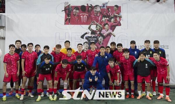 14일 오후 서울 마포구 서울월드컵경기장에서 열린 하나은행 초청 축구국가대표팀 친선경기 대한민국과 파라과이의 경기에서 대한민국이 파라과이를 2-0으로 승리를 거뒀다. 대한민국 선수들이 팬들과 기념촬영을 하고 있다. /사진=뉴시스