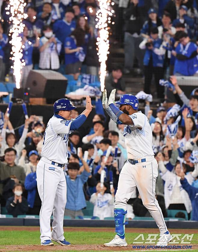 14일 대구 라이온즈파크에서 열린 SSG와 삼성의 준PO 4차전. 8회말 2사 1루 디아즈가 투런포를 친 후 환호하고 있다. 대구=정재근 기자 cjg@sportschosun.com/2025.10.14/